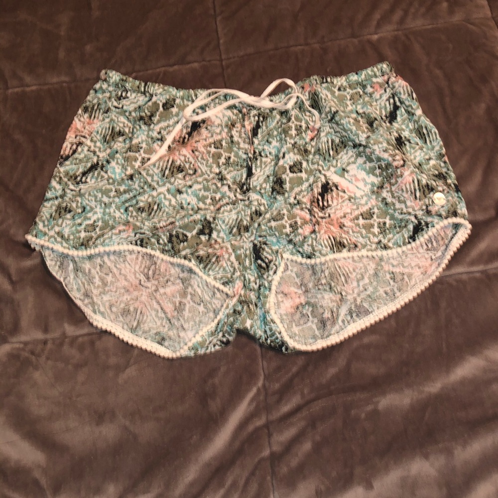 Flowy patterned Roxy shorts